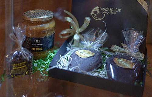 a box filled with food and a jar of honey at Bražuolėje Pas Juozą- ramiam poilsiui in Trakai