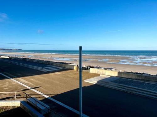 widok na plażę i ocean w obiekcie GC - Au Large w mieście Wissant