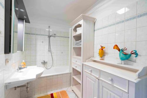 a bathroom with two figurines of chickens on a shelf at Villa Natalie Meerane in Meerane