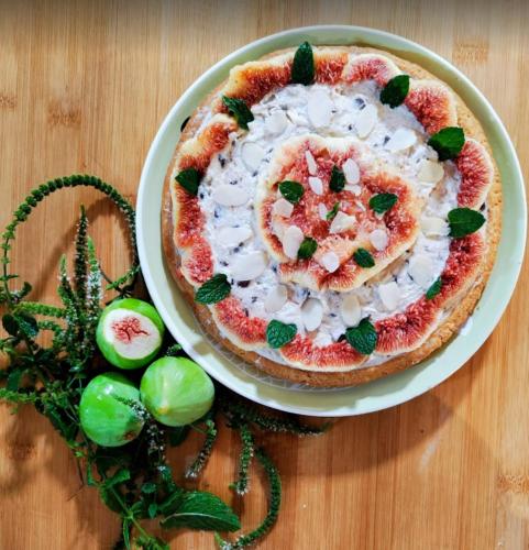 een pizza op een bord op een houten tafel bij agriturismo contrada del raglio in Potenza Picena