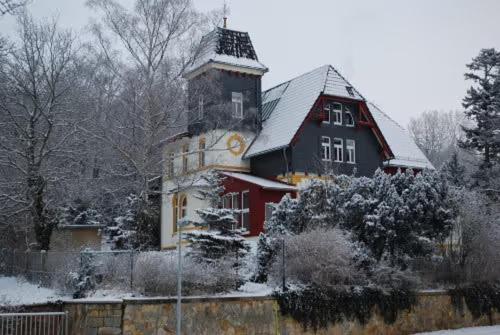 uma casa grande com um telhado coberto de neve em Ferienvilla Teufelsmauer em Cattenstedt