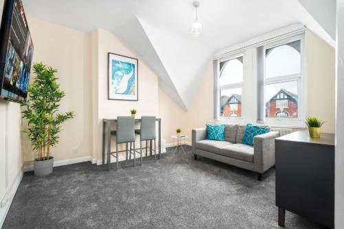 sala de estar con sofá y mesa en 1 Bed Apartment - West Bromwich - On Street Parking - WBC en Birmingham