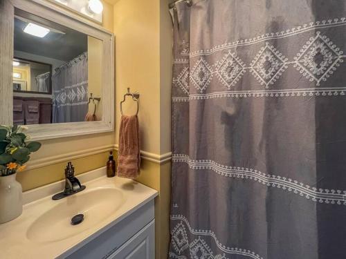 baño con lavabo y cortina de ducha en A-Frame @ WTG Resort w/ Hot Tub en Mount Torry Furnace