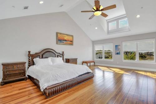 1 dormitorio con 1 cama y ventilador de techo en Luxury 5br Home w Heated Pool Unbeatable Views en Tybee Island