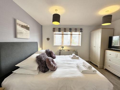 een slaapkamer met een bed met handdoeken erop bij Surf's Up! in Newquay