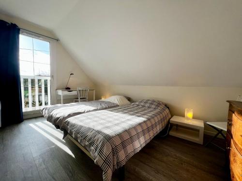 2 Betten in einem Zimmer mit Fenster in der Unterkunft COC - Basse Mer in Wissant