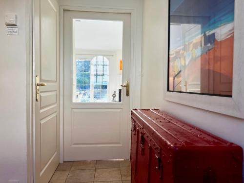 a white door with a red bench in a hallway at COC - Basse Mer in Wissant