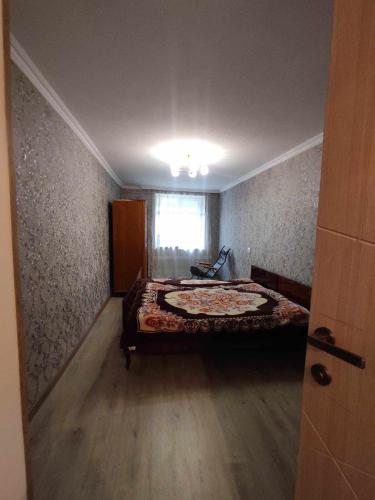 sypialnia z łóżkiem i oknem w obiekcie Apartment in Akhalsheni w mieście Mestia