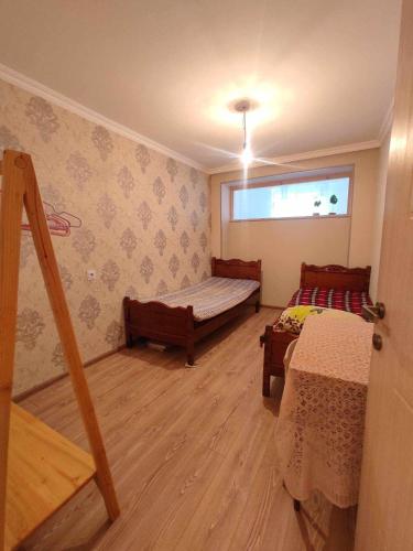 mały pokój z 2 łóżkami i oknem w obiekcie Apartment in Akhalsheni w mieście Mestia