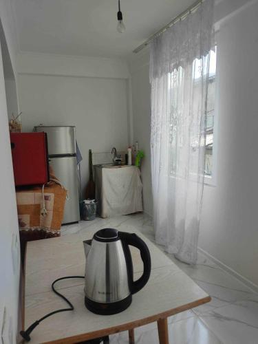 czajnik do herbaty na stole w pokoju w obiekcie Apartment in Akhalsheni w mieście Mestia