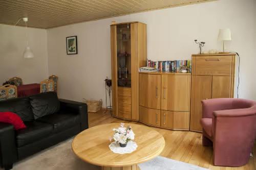 a living room with a couch and a table at Ferienhaus Teufelsmauer in Cattenstedt