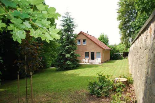 a large house with a yard with a house at Ferienhaus Teufelsmauer in Cattenstedt