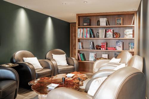 a waiting room with chairs and a table at Hotel Annapurna in Courchevel