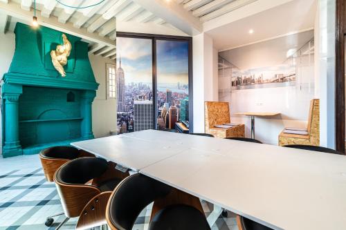 une salle de conférence avec une table et une cheminée dans l'établissement Le Manoir des Conquérants à Rouen - 277, à Canteleu