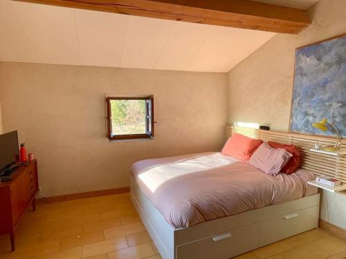 une chambre avec un lit et une fenêtre dans l'établissement Petite maison provençale, unique et calme, à Sainte-Jalle