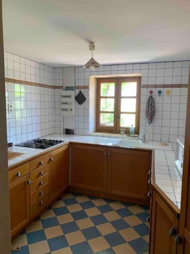 une cuisine avec un évier et une fenêtre dans l'établissement Petite maison provençale, unique et calme, à Sainte-Jalle