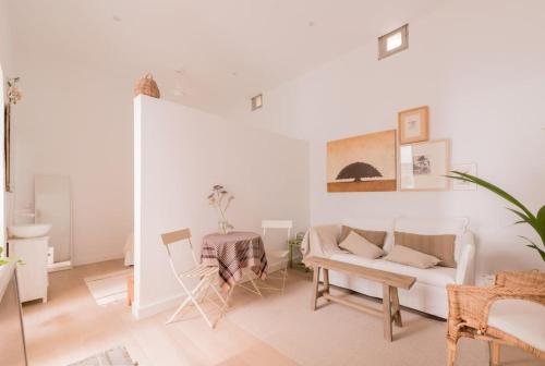 - un salon blanc avec un canapé et une table dans l'établissement Dream flat. New Brooklyn Madrid, à Madrid