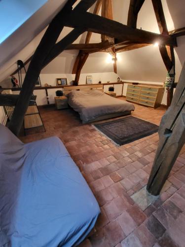 Cette chambre mansardée comprend 2 lits. dans l'établissement Les Oiseaux de Passage, à Escolives-Sainte-Camille