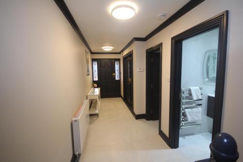 un couloir menant à une salle de bains dans l'établissement Harrow Field Place, à Harrow on the Hill