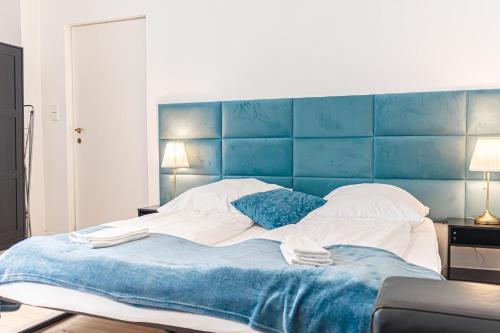 Ένα ή περισσότερα κρεβάτια σε δωμάτιο στο Comfortable City Living: 1BR w/ Private Garden