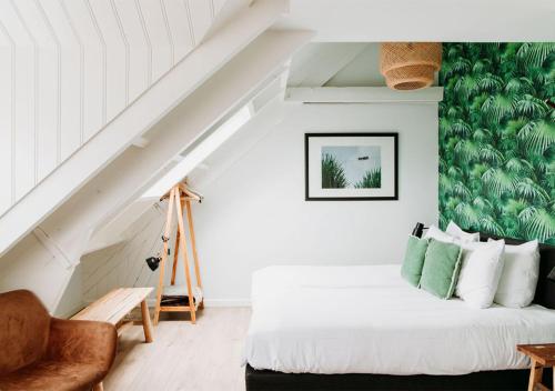 a bedroom with a white bed and a green wall at Bergen1928 in Bergen