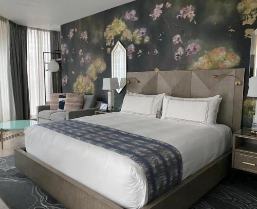 sypialnia z dużym łóżkiem i salonem w obiekcie 5Hanza Tower 22nd Floor - BATHTUB -Sauna & Pool & SPA w Szczecinie