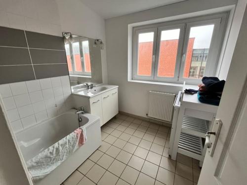 une salle de bain avec une baignoire et un lavabo dans l'établissement Grand Duplex* proche Gare*Centre*spacieux, à Dunkerque