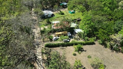 eine Luftansicht eines Hauses im Wald in der Unterkunft Nanku Nimbu Casa-Bus equipada cerca de playas in Sámara