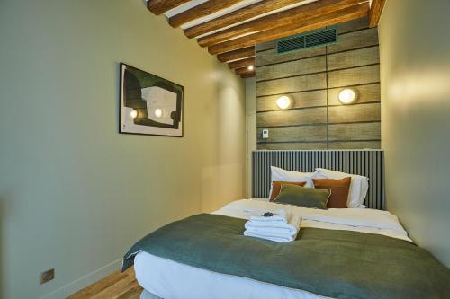 une chambre avec un lit avec des serviettes dessus dans l'établissement Residence Center of Paris by Studio prestige, à Paris