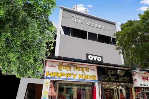 een gebouw met een vrolijk kinderbord ervoor bij Hotel King Residency in Mumbai