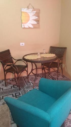 een kamer met een tafel en stoelen en een bank bij Giorno Hospedaria in São Sebastião