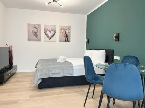 - une chambre avec un lit, une table et des chaises dans l'établissement Staywell Für 4 Parking I Netflix I Kitchen, à Paderborn