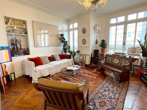 un salon avec un canapé et une table dans l'établissement L'appartement Bonne Nouvelle, à Paris