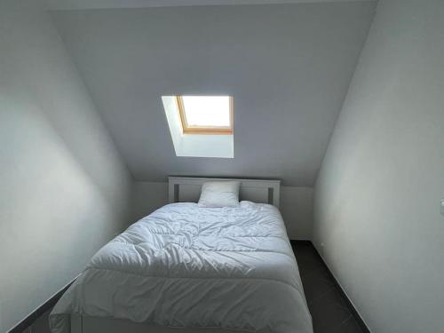 Duplex à proximité immédiate de l’aéroport d’Orly. في شيلي مازارين: سرير صغير في غرفة صغيرة مع نافذة