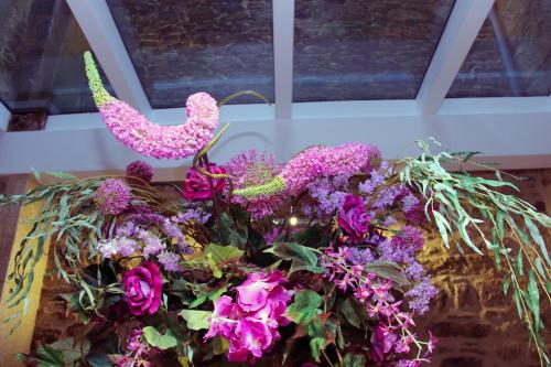 a bouquet of purple flowers in a window at Hotel Montenegro Compostela in Santiago de Compostela