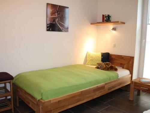una camera da letto con un letto con un orsacchiotto sopra di Luxury holiday house "Schleibrise" 