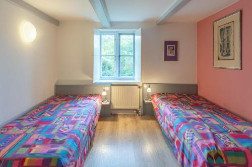 een slaapkamer met 2 bedden en een raam bij Ferientraum Eiderstedt in Witzwort