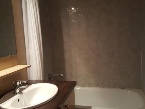 une salle de bain avec un lavabo, une baignoire et des toilettes dans l'établissement Charmant Studio à Brides-les-Bains avec Balcon, Parking et Wifi Inclus - FR-1-512-249, à Brides-les-Bains