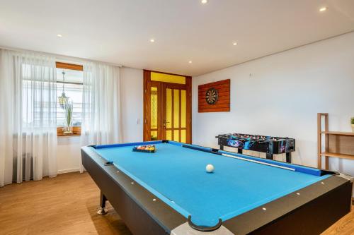 a pool table in a living room with a pool table at Gästehaus Kunkelmann in Höchenschwand