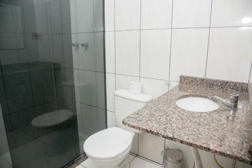 uma casa de banho com um WC, um lavatório e um chuveiro em Trip Hotel Lauro de Freitas em Lauro de Freitas
