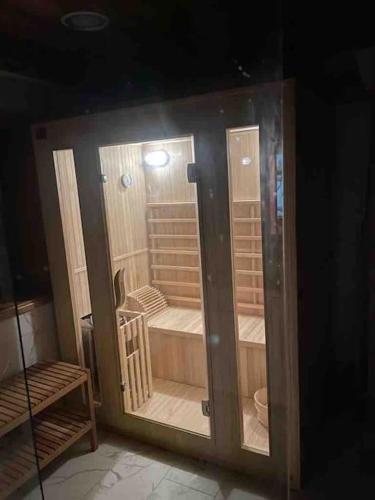 une armoire en verre avec des toilettes à l'intérieur dans l'établissement MAISONS - SAUNA, HAMMAN ET PISCINE. FÊTES INTERDIT, à Saint-Barthélemy