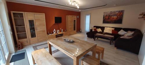 Χώρος καθιστικού στο Ferienwohnung MW 1b 82m2 Höxter Weserbergland Weser inkl 2 Terrassen Wäsche und Endreinigung Self CheckIn