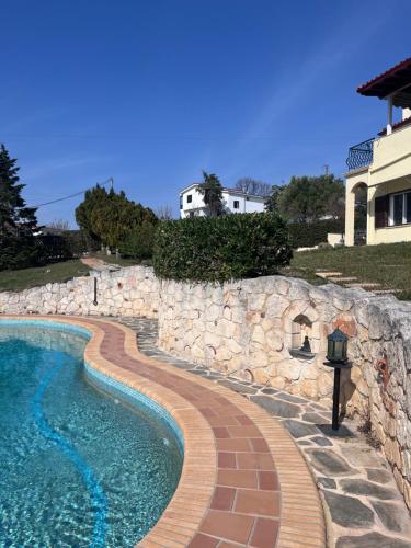 Бассейн в Villa Cultura Elani Halkidiki или поблизости