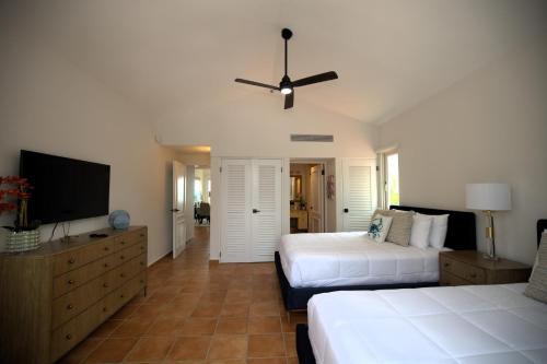 Luxury 3 Bedroom at El Conquistador tesisinde bir odada yatak veya yataklar