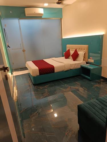 a bedroom with a bed and a glass floor at Hotel Sona Lodging & Boardging in Mire
