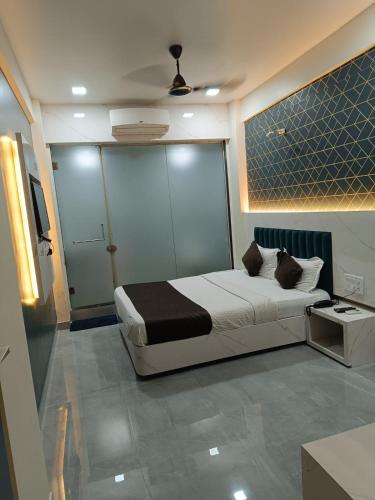 ein Schlafzimmer mit einem Bett in einem Zimmer in der Unterkunft Hotel Sona Lodging & Boardging in Mire