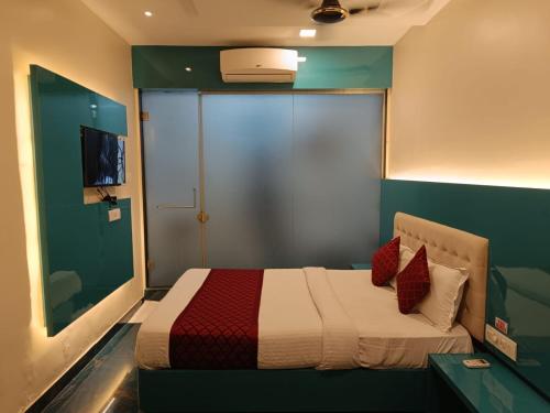 Schlafzimmer mit einem Bett mit roten und grünen Wänden in der Unterkunft Hotel Sona Lodging & Boardging in Mire