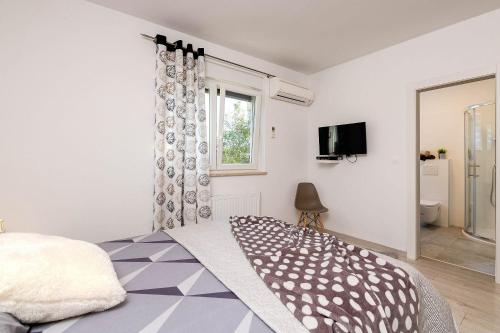 Postel nebo postele na pokoji v ubytování Charmante Villa mit privatem Pool, Klima, Sonnenliegen, Terrasse und Grill