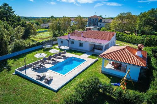 Bazén v ubytování Charmante Villa mit privatem Pool, Klima, Sonnenliegen, Terrasse und Grill nebo v jeho okolí