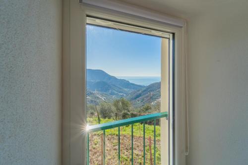 a window with a view of the ocean at B&B La Volpe in Moneglia